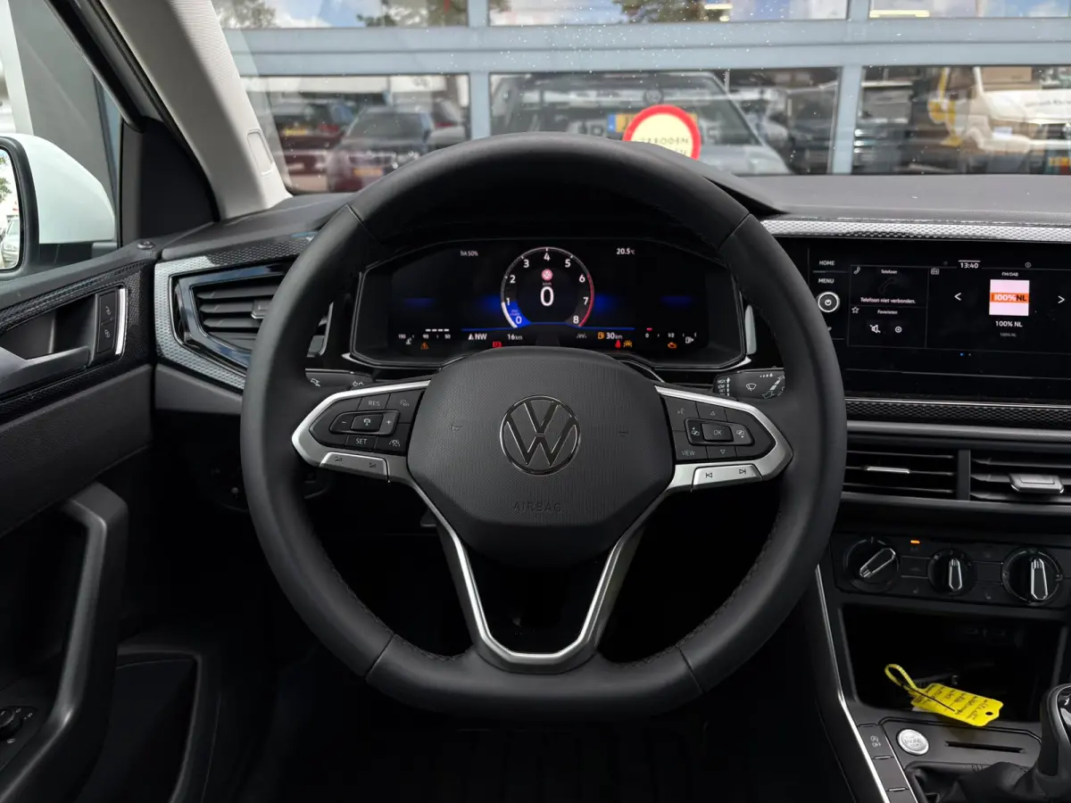 Life Edition | 'App-Connect' smartphone integratie | Buitenspiegels elektrisch instel- verwarm- en inklapbaar | Parkeersensoren voor en achter (Park Distance Control)