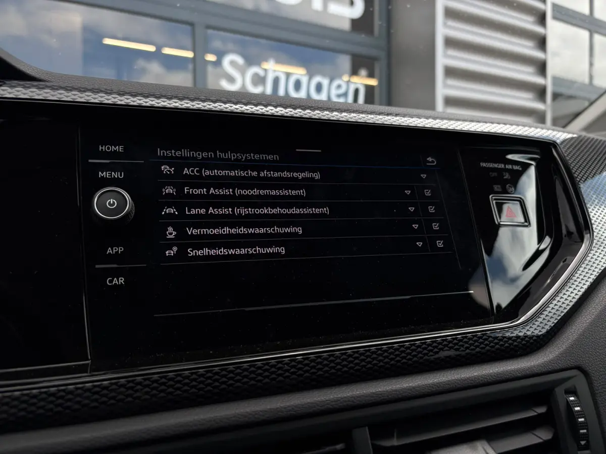 Life Edition | 'App-Connect' smartphone integratie | Buitenspiegels elektrisch instel- verwarm- en inklapbaar | Parkeersensoren voor en achter (Park Distance Control)