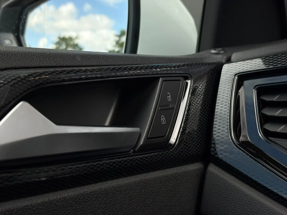 Life Edition | 'App-Connect' smartphone integratie | Buitenspiegels elektrisch instel- verwarm- en inklapbaar | Parkeersensoren voor en achter (Park Distance Control)