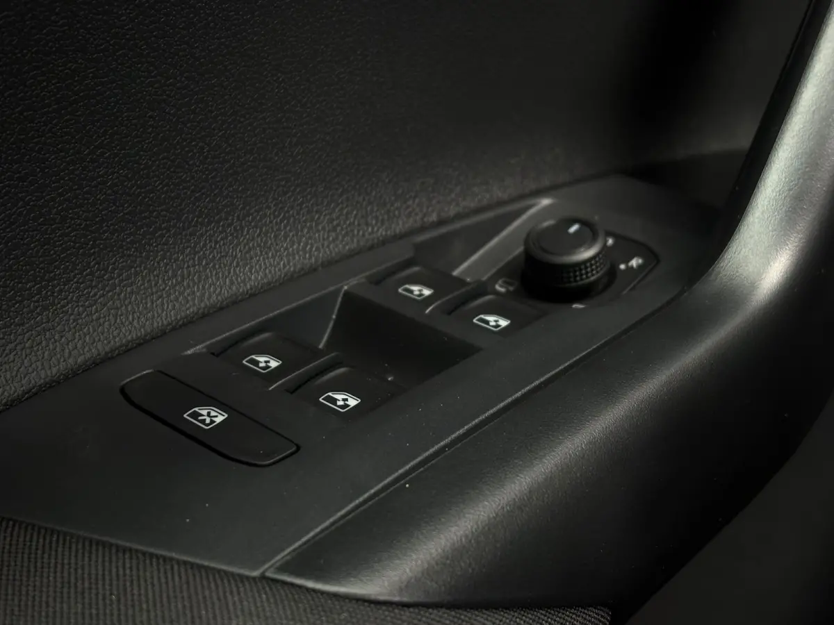 Life Edition | 'App-Connect' smartphone integratie | Buitenspiegels elektrisch instel- verwarm- en inklapbaar | Parkeersensoren voor en achter (Park Distance Control)