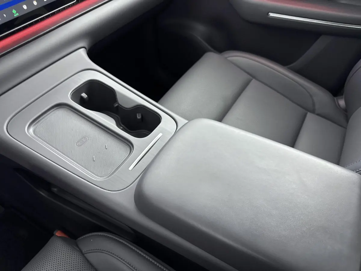 Design Hybrid 28.4 kWh | 1500 kg Trekgewicht | 950km range | Lederen bekleding | Voorstoelen verwarmd & gekoeld | Panoramadak | Electronic climate controle | Navigatiesysteem | 950km range