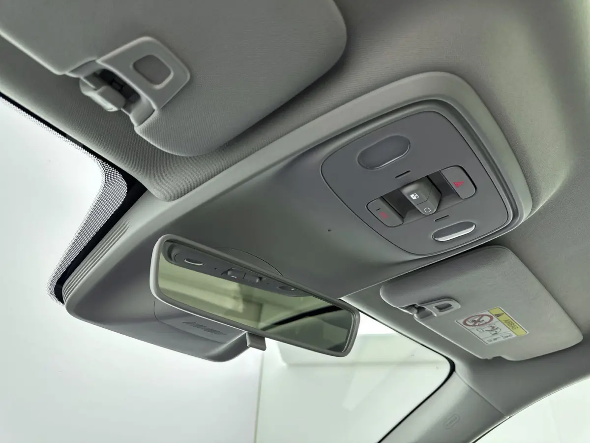 Design Hybrid 28.4 kWh | 1500 kg Trekgewicht | 950km range | Lederen bekleding | Voorstoelen verwarmd & gekoeld | Panoramadak | Electronic climate controle | Navigatiesysteem | 950km range