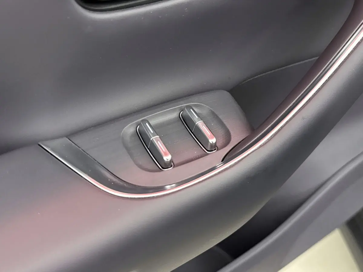 Design Hybrid 28.4 kWh | 1500 kg Trekgewicht | 950km range | Lederen bekleding | Voorstoelen verwarmd & gekoeld | Panoramadak | Electronic climate controle | Navigatiesysteem | 950km range