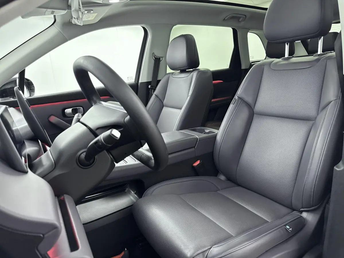 Design Hybrid 28.4 kWh | 1500 kg Trekgewicht | 950km range | Lederen bekleding | Voorstoelen verwarmd & gekoeld | Panoramadak | Electronic climate controle | Navigatiesysteem | 950km range