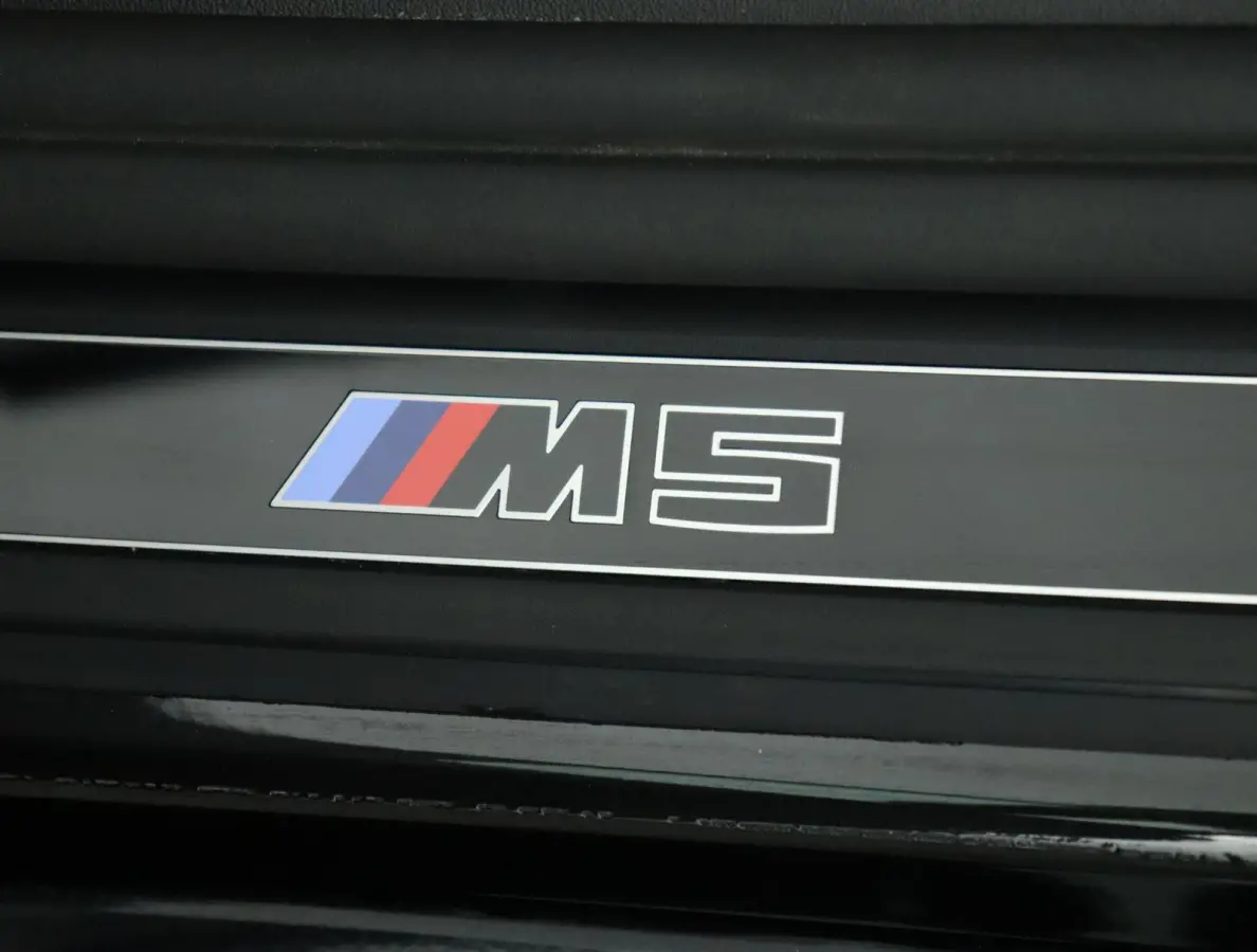 M5 | SOH 100% | M Driver's Pack | Bowers & Wilkins | Stoelventilatie | Driving Assistant Prof | Parking Assistant Prof | BMW Iconic Glow | Comfort Access | Stuurwielrand verwarmd |