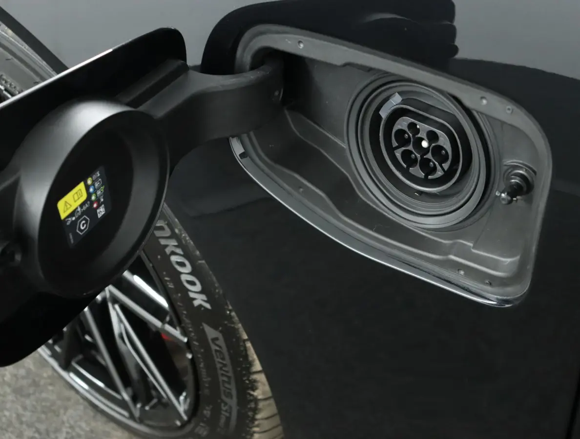 M5 | SOH 100% | M Driver's Pack | Bowers & Wilkins | Stoelventilatie | Driving Assistant Prof | Parking Assistant Prof | BMW Iconic Glow | Comfort Access | Stuurwielrand verwarmd |