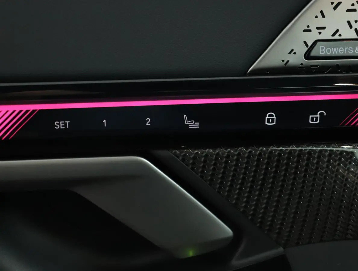 M5 | SOH 100% | M Driver's Pack | Bowers & Wilkins | Stoelventilatie | Driving Assistant Prof | Parking Assistant Prof | BMW Iconic Glow | Comfort Access | Stuurwielrand verwarmd |