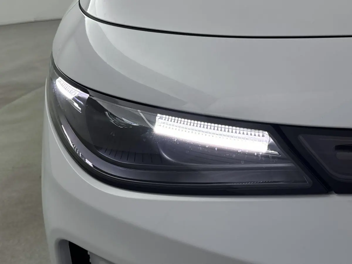 Design Hybrid 28.4 kWh | Voorstoelen verwarmd | Panoramendak | Electronic climate controle | Navigatiesysteem | Pearly White