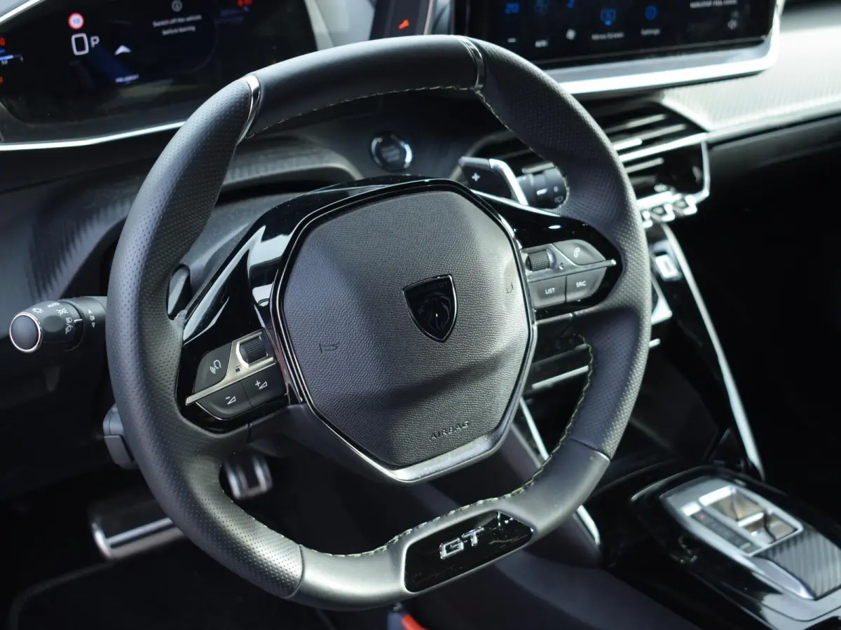 1.2 Hybrid 136 GT | ACHTERUITRIJCAMERA MET SENSOREN | NAVI & CARPAY | E.C.C. | 8.846 KM