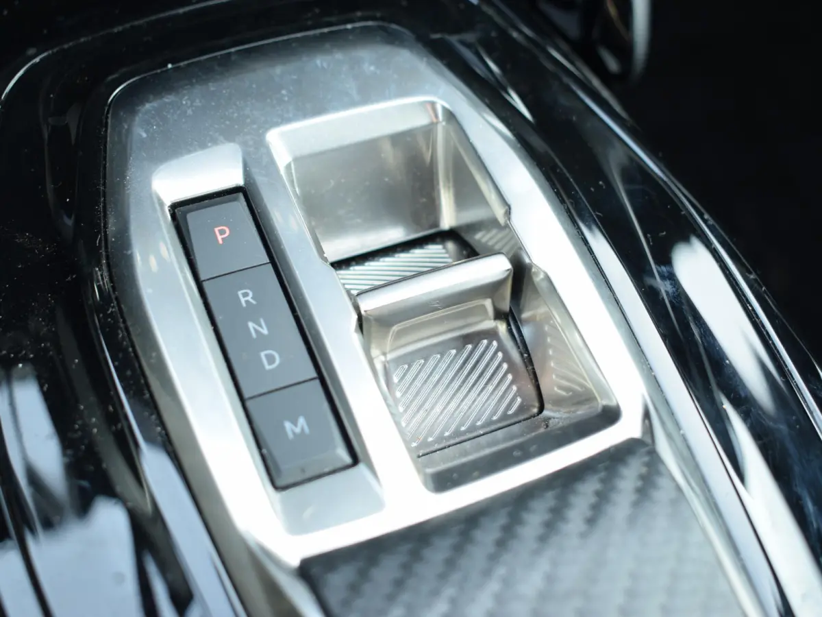 1.2 Hybrid 136 GT | ACHTERUITRIJCAMERA MET SENSOREN | NAVI & CARPAY | E.C.C. | 8.846 KM