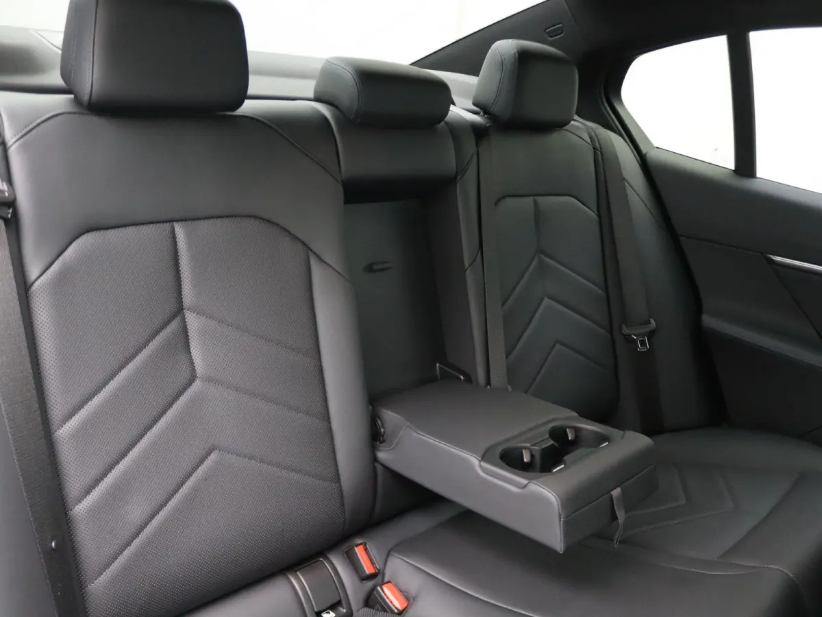 550e xDrive M Sportpakket | Adaptief Onderstel Professional | Driving Assistant | Harman Kardon | 20''