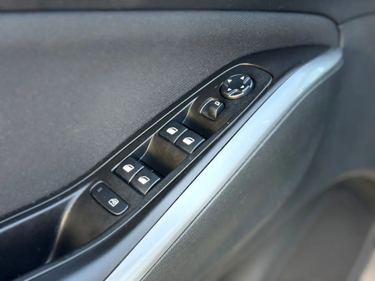 1.2 Turbo Business Edition - Summit White - Camera/Carplay/Clima