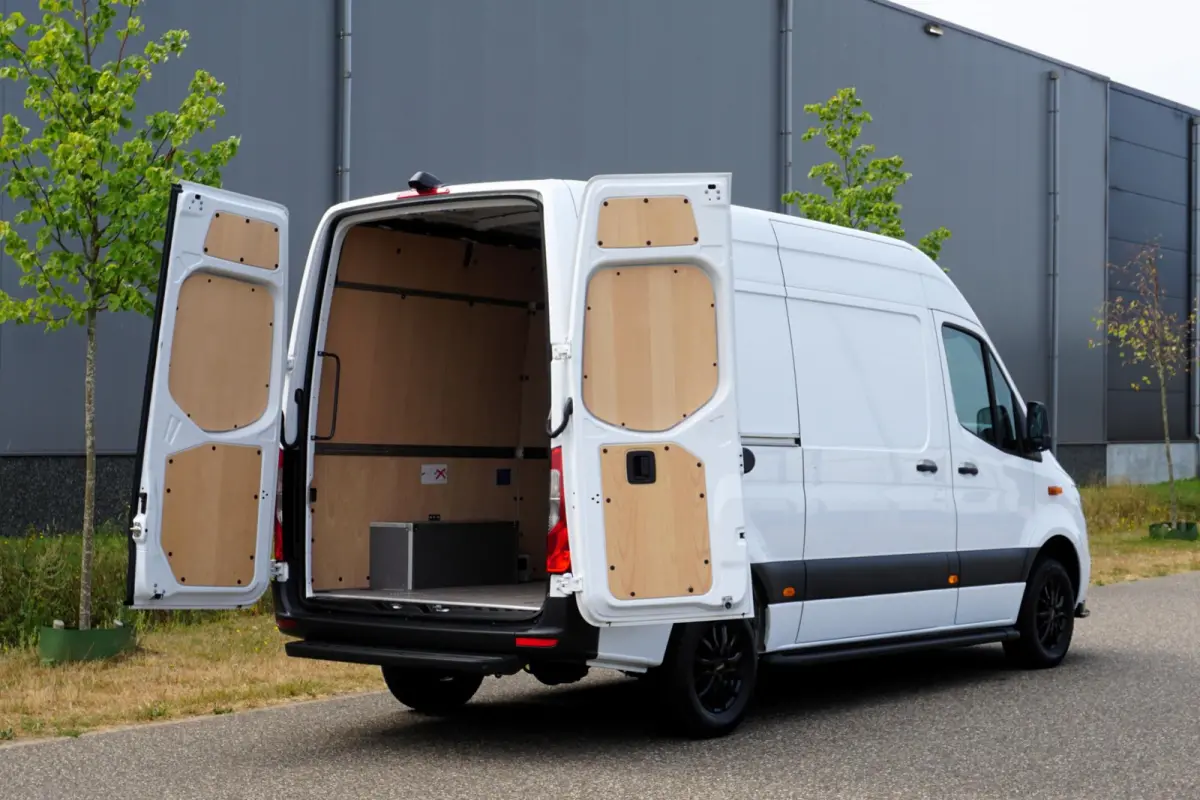 317 L2H2 RWD Automaat |EURO6 |1e eigenaar |Topstaat |Betimmering |Camera |Cruise |Navi |Climate control |Stoelverwarming |3500 KG |170 pk
