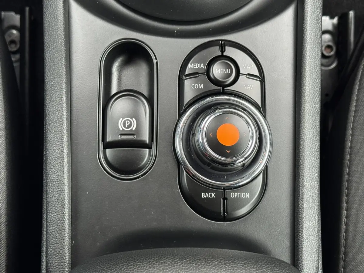 Mini 1.5 Cooper Sportstoelen half leder Navigatie Cruise Clima Trekhaak