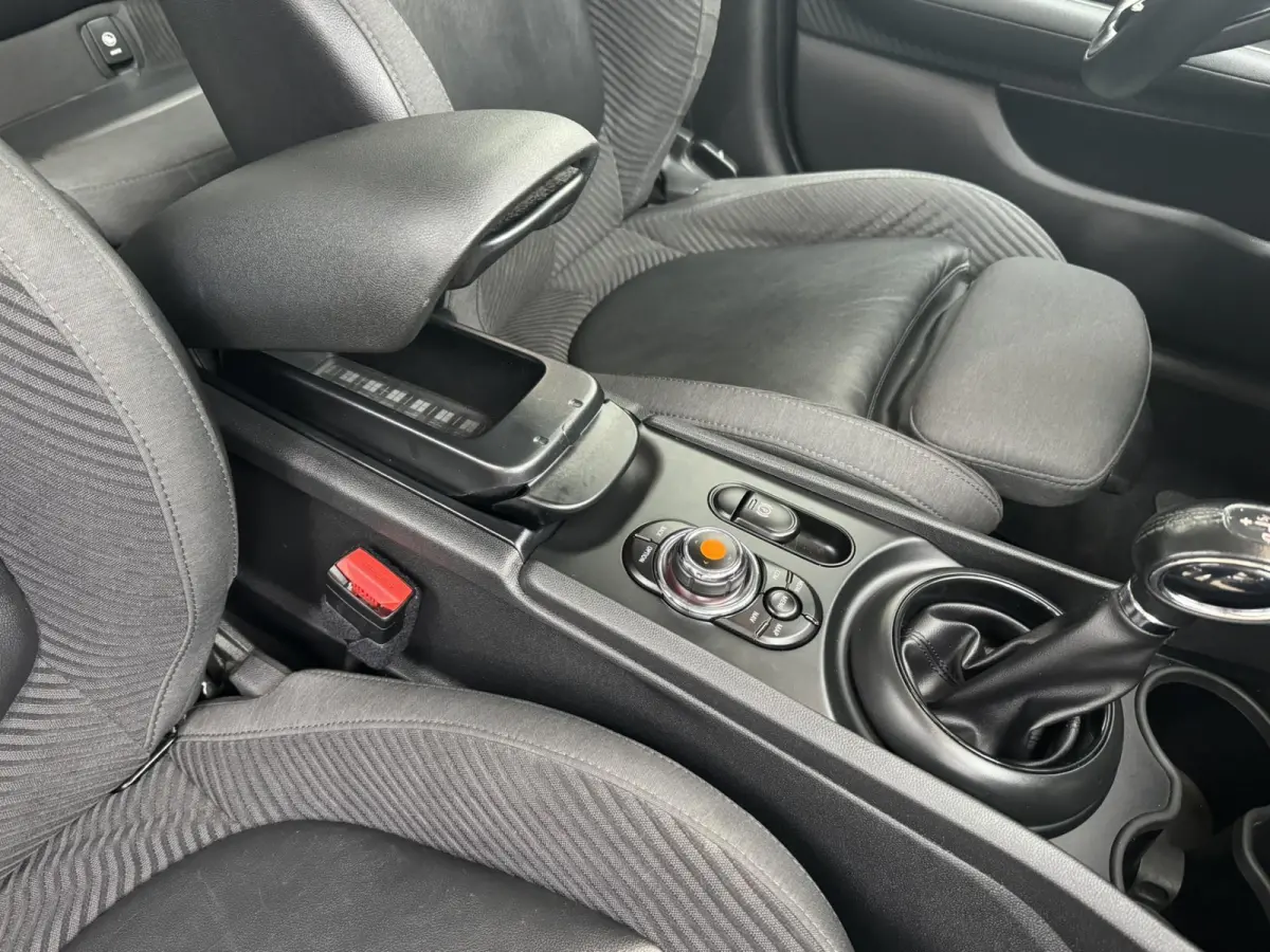 Mini 1.5 Cooper Sportstoelen half leder Navigatie Cruise Clima Trekhaak