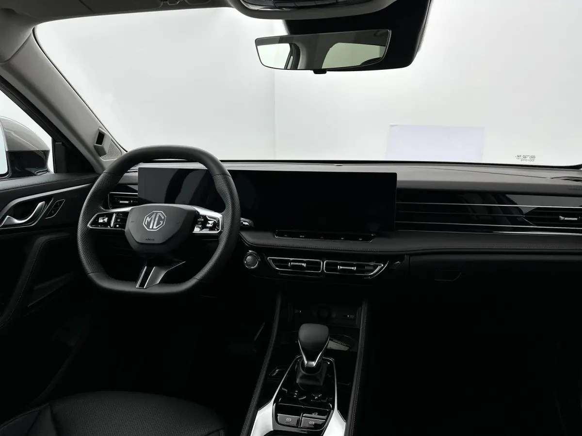 1.5 272pk Aut. Comfort | 100 KM Elektrisch | Camera en parkeersensoren achter | Apple Carplay | 19" velgen | Privacy glass achter