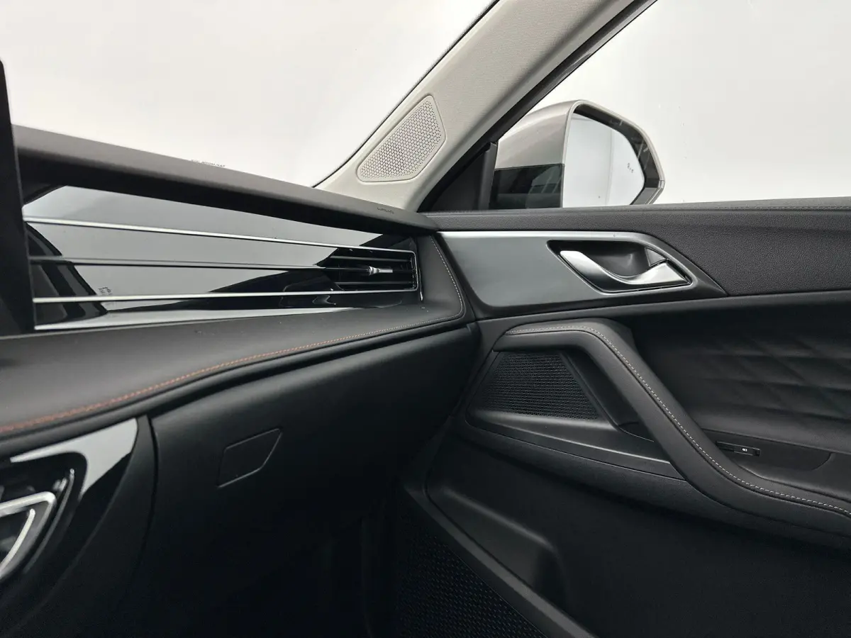 1.5 272pk Aut. Comfort | 100 KM Elektrisch | Camera en parkeersensoren achter | Apple Carplay | 19" velgen | Privacy glass achter