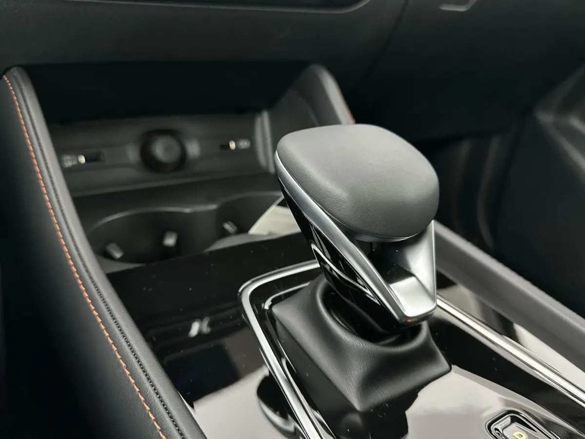 1.5 272pk Aut. Comfort | 100 KM Elektrisch | Camera en parkeersensoren achter | Apple Carplay | 19" velgen | Privacy glass achter