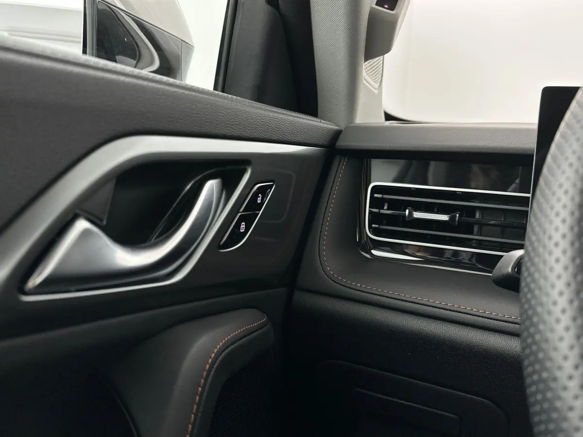 1.5 272pk Aut. Comfort | 100 KM Elektrisch | Camera en parkeersensoren achter | Apple Carplay | 19" velgen | Privacy glass achter