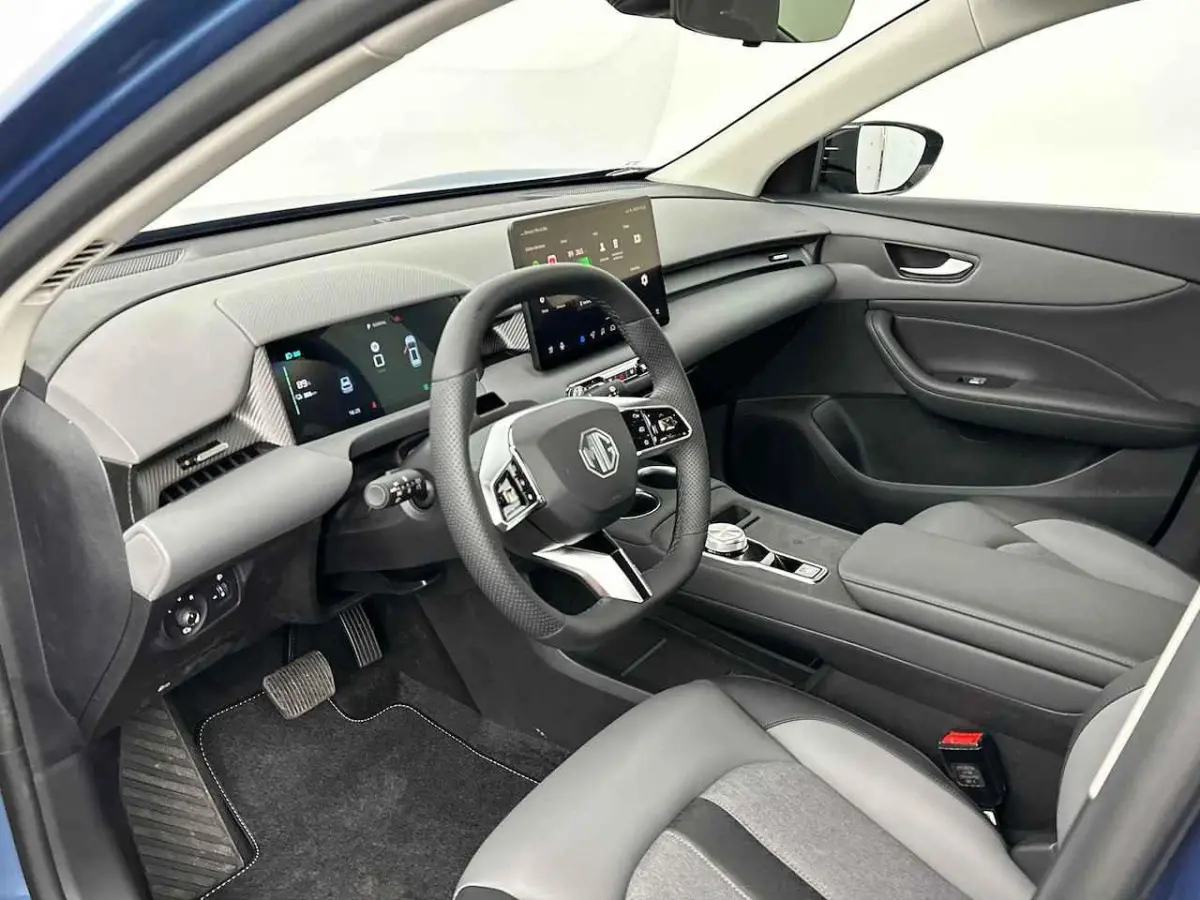 64kWh Luxury | Leder | Stoel + Stuurverwarming | Led Koplampen | CarPlay | 360 Camera |