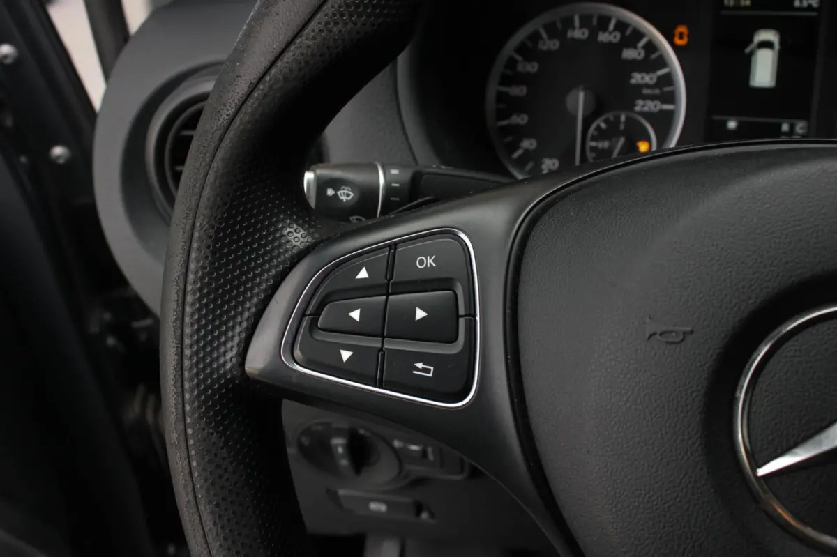215PK JB- EDITION FULL BLACK / AMG / SPOILER / VERLAGINGSVEREN / NAVIGATIE / CLIMATE CONTROL / TREKHAAK / CRUIS