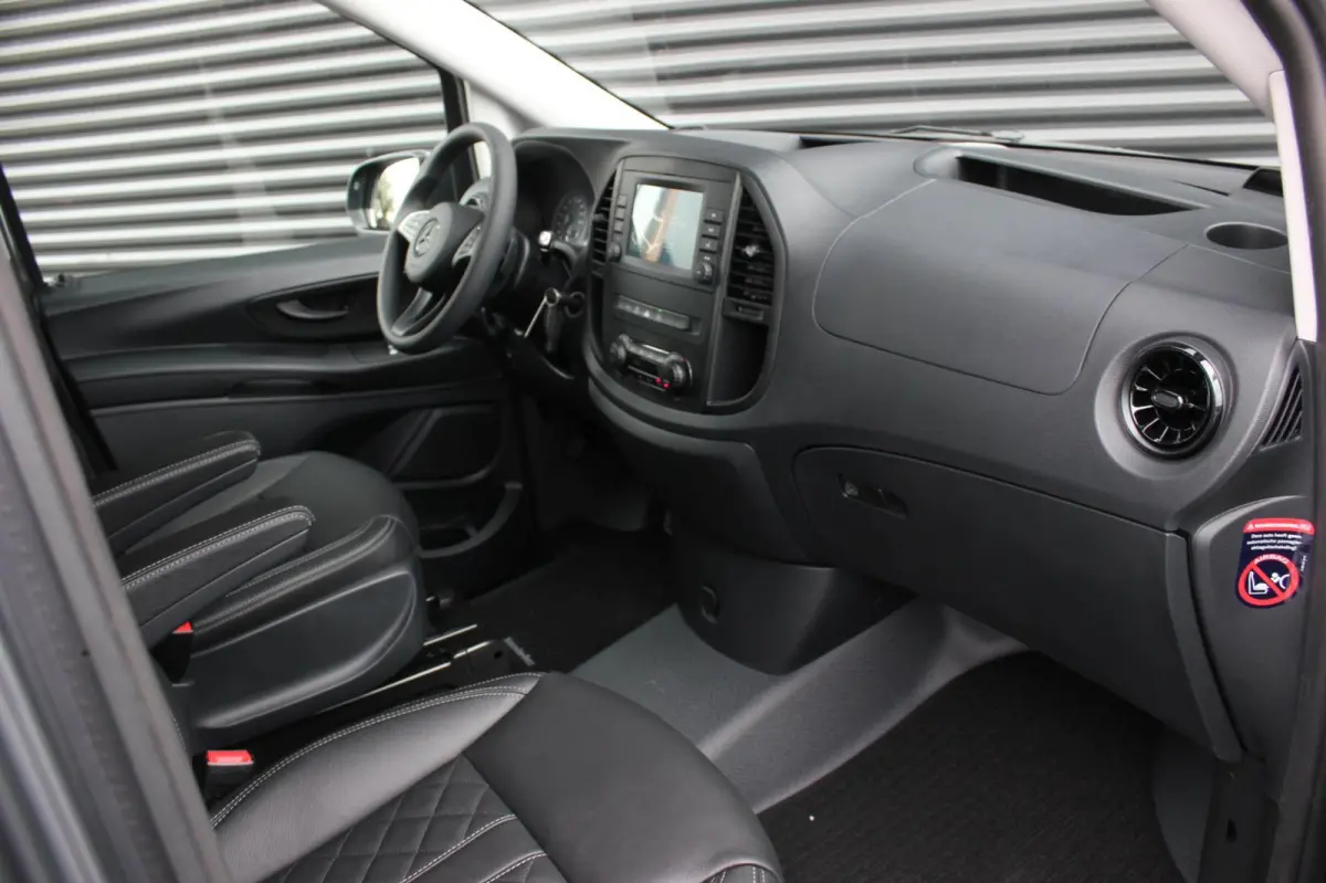 215PK JB- EDITION FULL BLACK / AMG / SPOILER / VERLAGINGSVEREN / NAVIGATIE / CLIMATE CONTROL / TREKHAAK / CRUIS