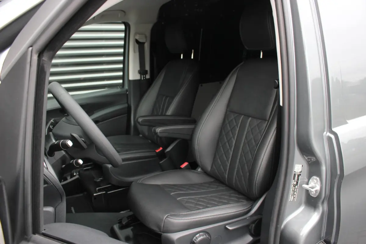 215PK JB- EDITION FULL BLACK / AMG / SPOILER / VERLAGINGSVEREN / NAVIGATIE / CLIMATE CONTROL / TREKHAAK / CRUIS