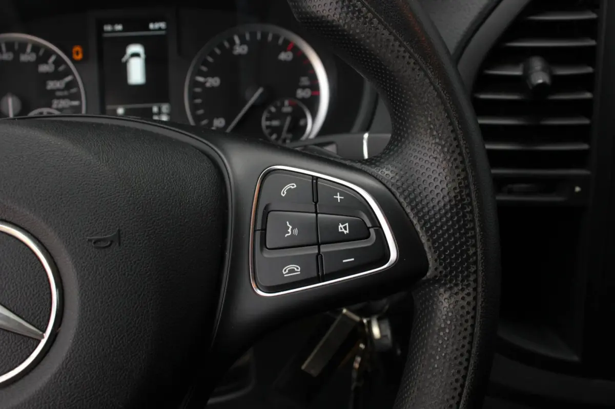 215PK JB- EDITION FULL BLACK / AMG / SPOILER / VERLAGINGSVEREN / NAVIGATIE / CLIMATE CONTROL / TREKHAAK / CRUIS