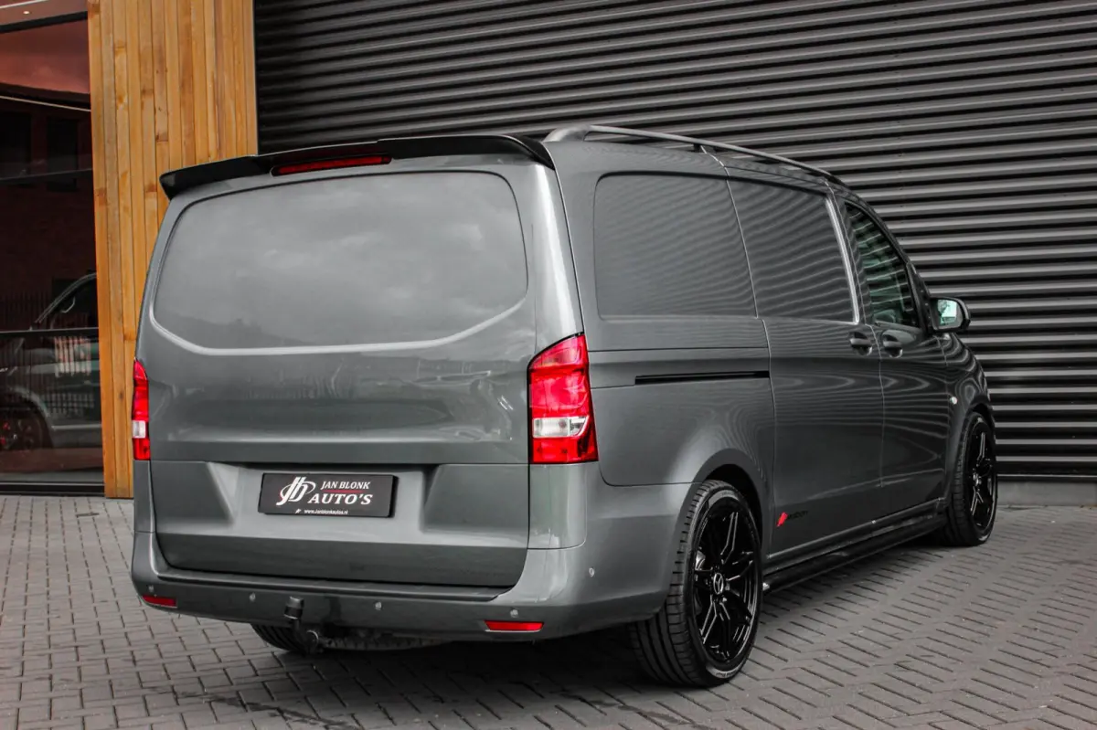 215PK JB- EDITION FULL BLACK / AMG / SPOILER / VERLAGINGSVEREN / NAVIGATIE / CLIMATE CONTROL / TREKHAAK / CRUIS