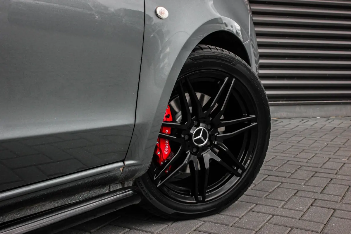 215PK JB- EDITION FULL BLACK / AMG / SPOILER / VERLAGINGSVEREN / NAVIGATIE / CLIMATE CONTROL / TREKHAAK / CRUIS