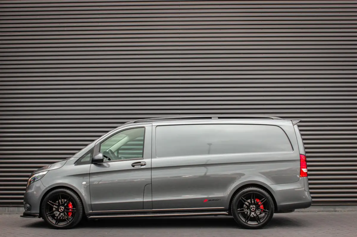 215PK JB- EDITION FULL BLACK / AMG / SPOILER / VERLAGINGSVEREN / NAVIGATIE / CLIMATE CONTROL / TREKHAAK / CRUIS