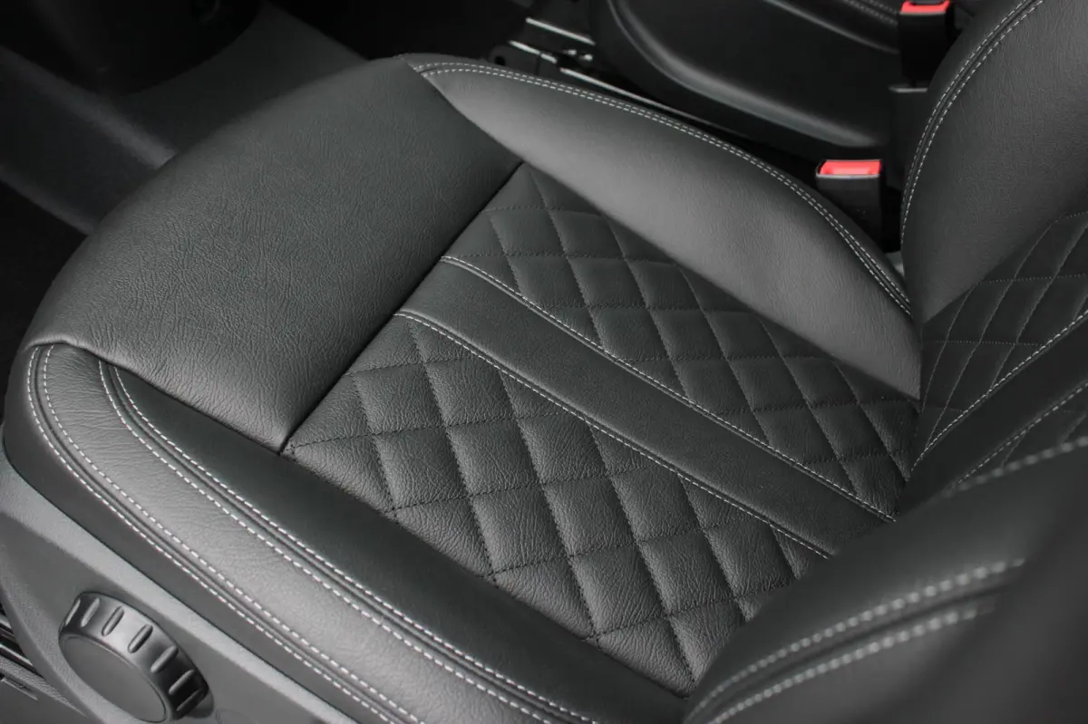 215PK JB- EDITION FULL BLACK / AMG / SPOILER / VERLAGINGSVEREN / NAVIGATIE / CLIMATE CONTROL / TREKHAAK / CRUIS