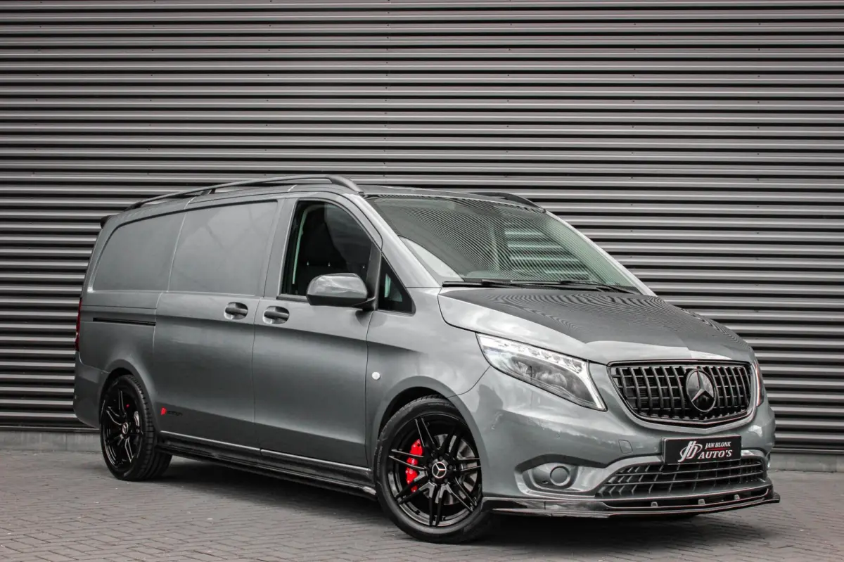 215PK JB- EDITION FULL BLACK / AMG / SPOILER / VERLAGINGSVEREN / NAVIGATIE / CLIMATE CONTROL / TREKHAAK / CRUIS