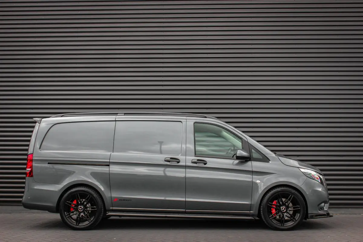 215PK JB- EDITION FULL BLACK / AMG / SPOILER / VERLAGINGSVEREN / NAVIGATIE / CLIMATE CONTROL / TREKHAAK / CRUIS