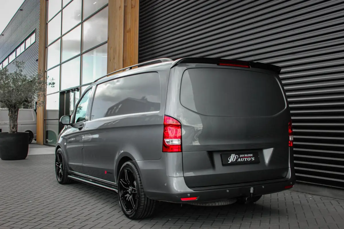 215PK JB- EDITION FULL BLACK / AMG / SPOILER / VERLAGINGSVEREN / NAVIGATIE / CLIMATE CONTROL / TREKHAAK / CRUIS