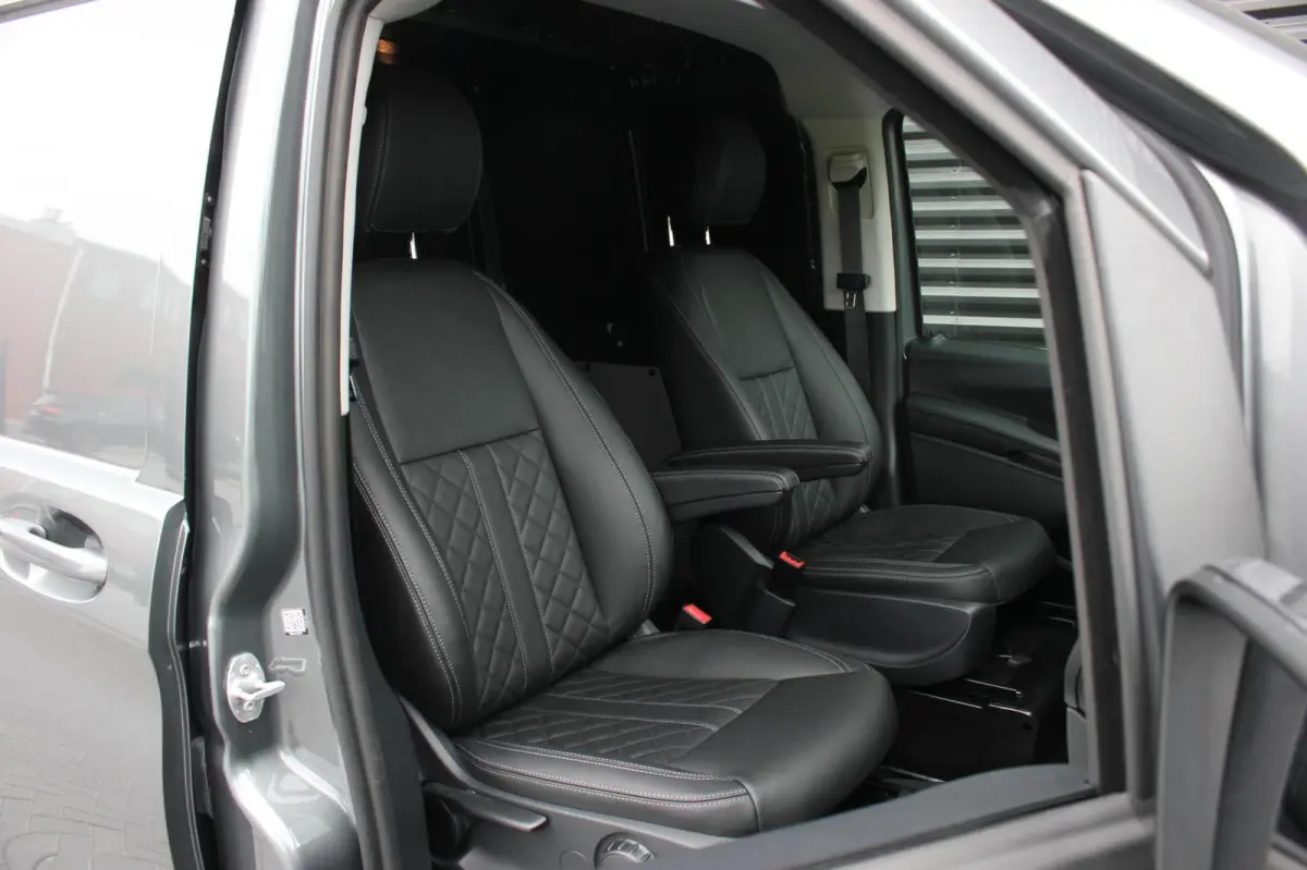 215PK JB- EDITION FULL BLACK / AMG / SPOILER / VERLAGINGSVEREN / NAVIGATIE / CLIMATE CONTROL / TREKHAAK / CRUIS
