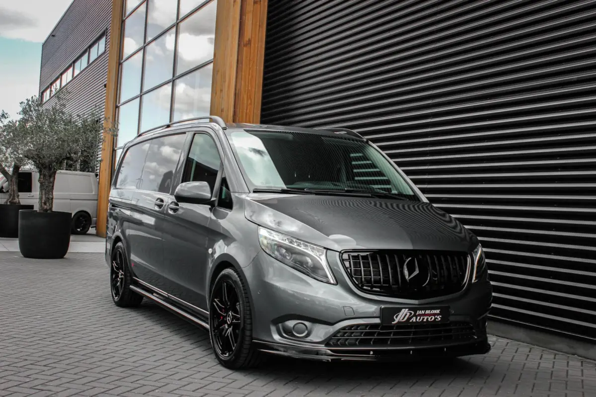 215PK JB- EDITION FULL BLACK / AMG / SPOILER / VERLAGINGSVEREN / NAVIGATIE / CLIMATE CONTROL / TREKHAAK / CRUIS