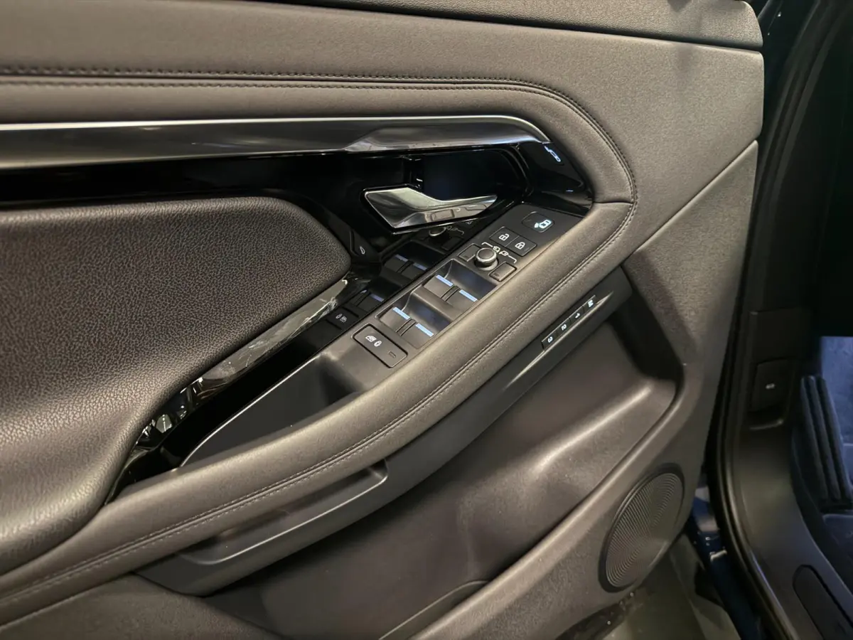 1.5 P300e AWD BLACK-LINE SOH 95%/NAVI/V-COCKPIT/LEDER/DAB/CARPLAY/LED/CAM/M-STOELEN///