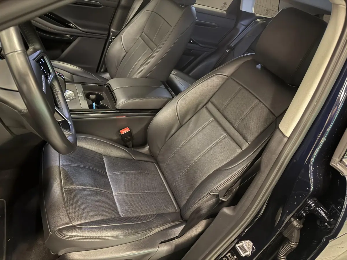 1.5 P300e AWD BLACK-LINE SOH 95%/NAVI/V-COCKPIT/LEDER/DAB/CARPLAY/LED/CAM/M-STOELEN///