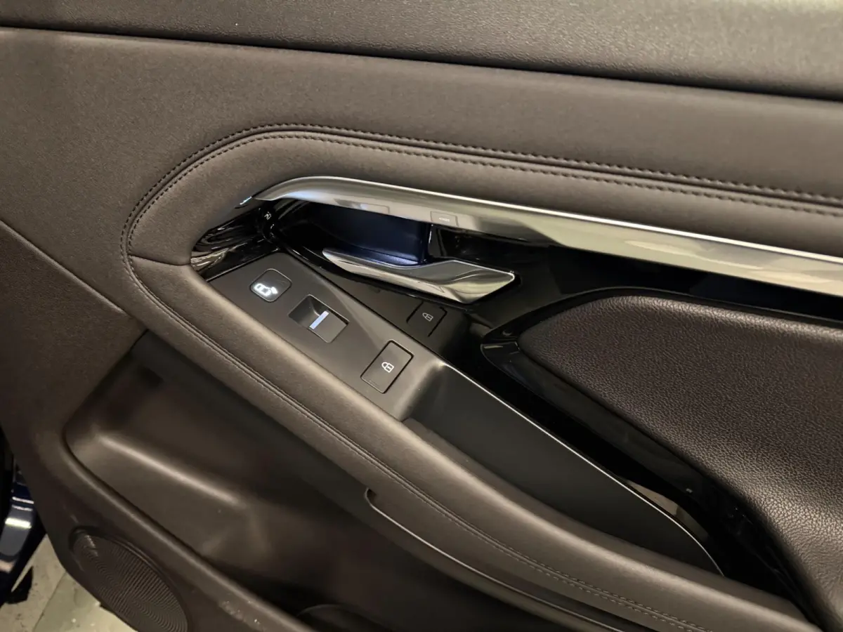 1.5 P300e AWD BLACK-LINE SOH 95%/NAVI/V-COCKPIT/LEDER/DAB/CARPLAY/LED/CAM/M-STOELEN///