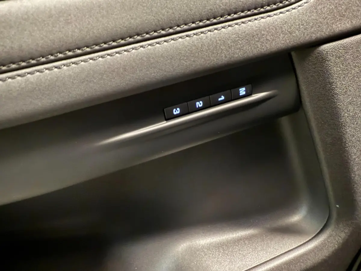 1.5 P300e AWD BLACK-LINE SOH 95%/NAVI/V-COCKPIT/LEDER/DAB/CARPLAY/LED/CAM/M-STOELEN///