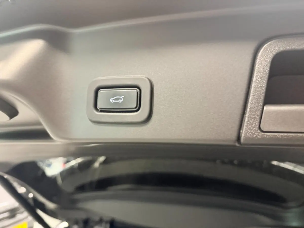 1.5 P300e AWD BLACK-LINE SOH 95%/NAVI/V-COCKPIT/LEDER/DAB/CARPLAY/LED/CAM/M-STOELEN///
