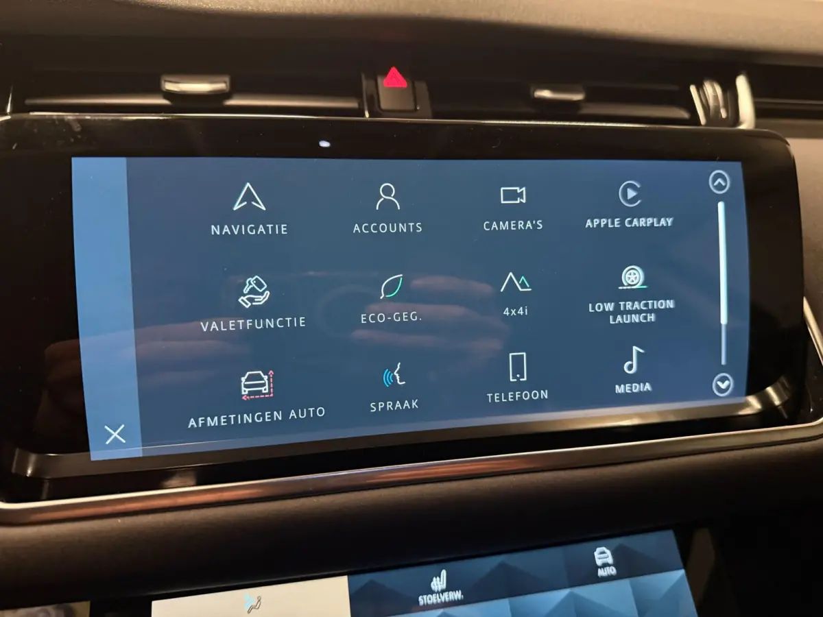 1.5 P300e AWD BLACK-LINE SOH 95%/NAVI/V-COCKPIT/LEDER/DAB/CARPLAY/LED/CAM/M-STOELEN///