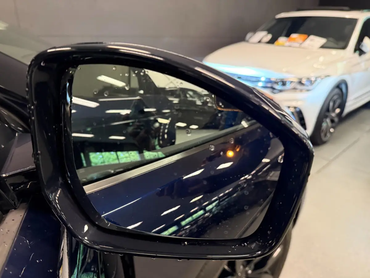 1.5 P300e AWD BLACK-LINE SOH 95%/NAVI/V-COCKPIT/LEDER/DAB/CARPLAY/LED/CAM/M-STOELEN///
