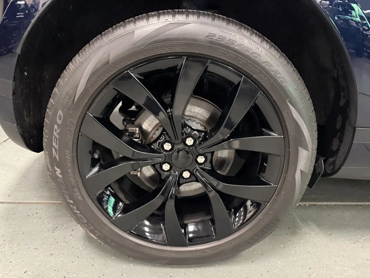 1.5 P300e AWD BLACK-LINE SOH 95%/NAVI/V-COCKPIT/LEDER/DAB/CARPLAY/LED/CAM/M-STOELEN///