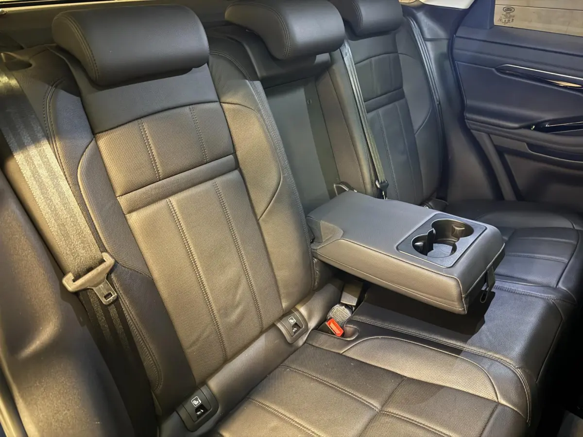 1.5 P300e AWD BLACK-LINE SOH 95%/NAVI/V-COCKPIT/LEDER/DAB/CARPLAY/LED/CAM/M-STOELEN///
