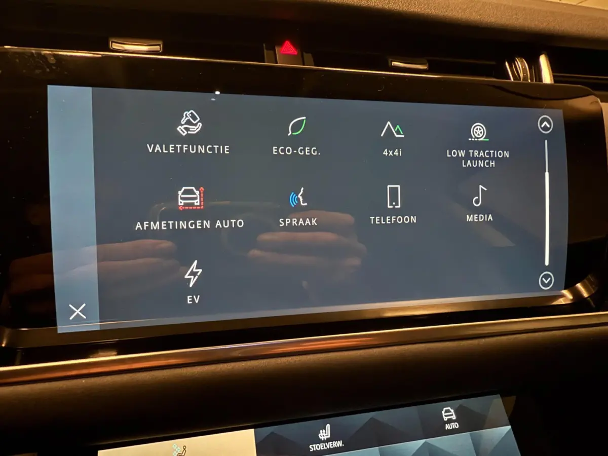 1.5 P300e AWD BLACK-LINE SOH 95%/NAVI/V-COCKPIT/LEDER/DAB/CARPLAY/LED/CAM/M-STOELEN///