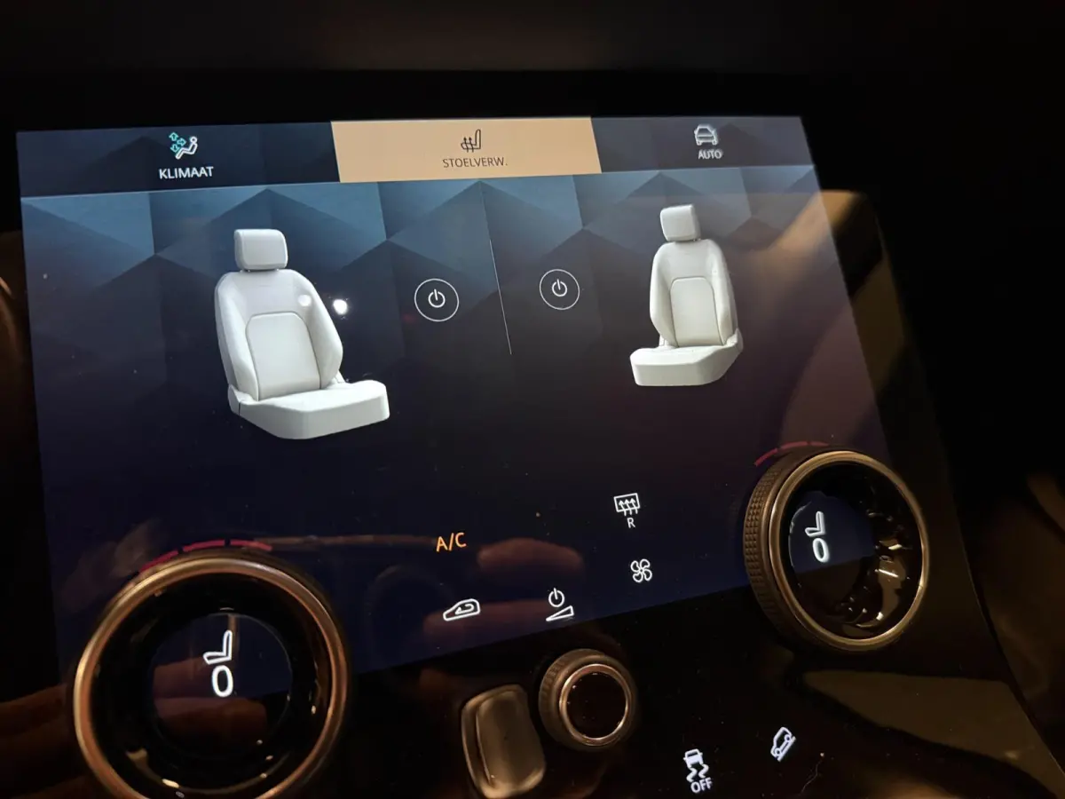 1.5 P300e AWD BLACK-LINE SOH 95%/NAVI/V-COCKPIT/LEDER/DAB/CARPLAY/LED/CAM/M-STOELEN///