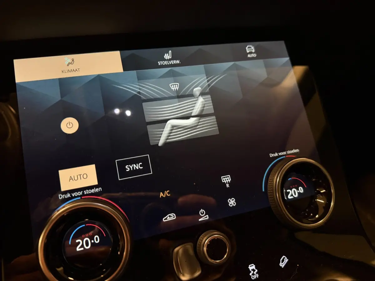 1.5 P300e AWD BLACK-LINE SOH 95%/NAVI/V-COCKPIT/LEDER/DAB/CARPLAY/LED/CAM/M-STOELEN///
