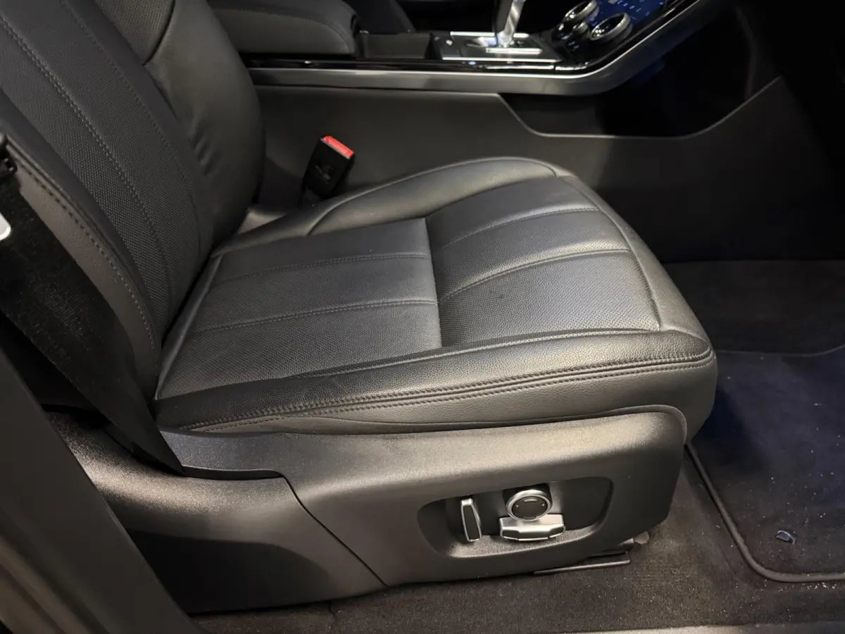 1.5 P300e AWD BLACK-LINE SOH 95%/NAVI/V-COCKPIT/LEDER/DAB/CARPLAY/LED/CAM/M-STOELEN///